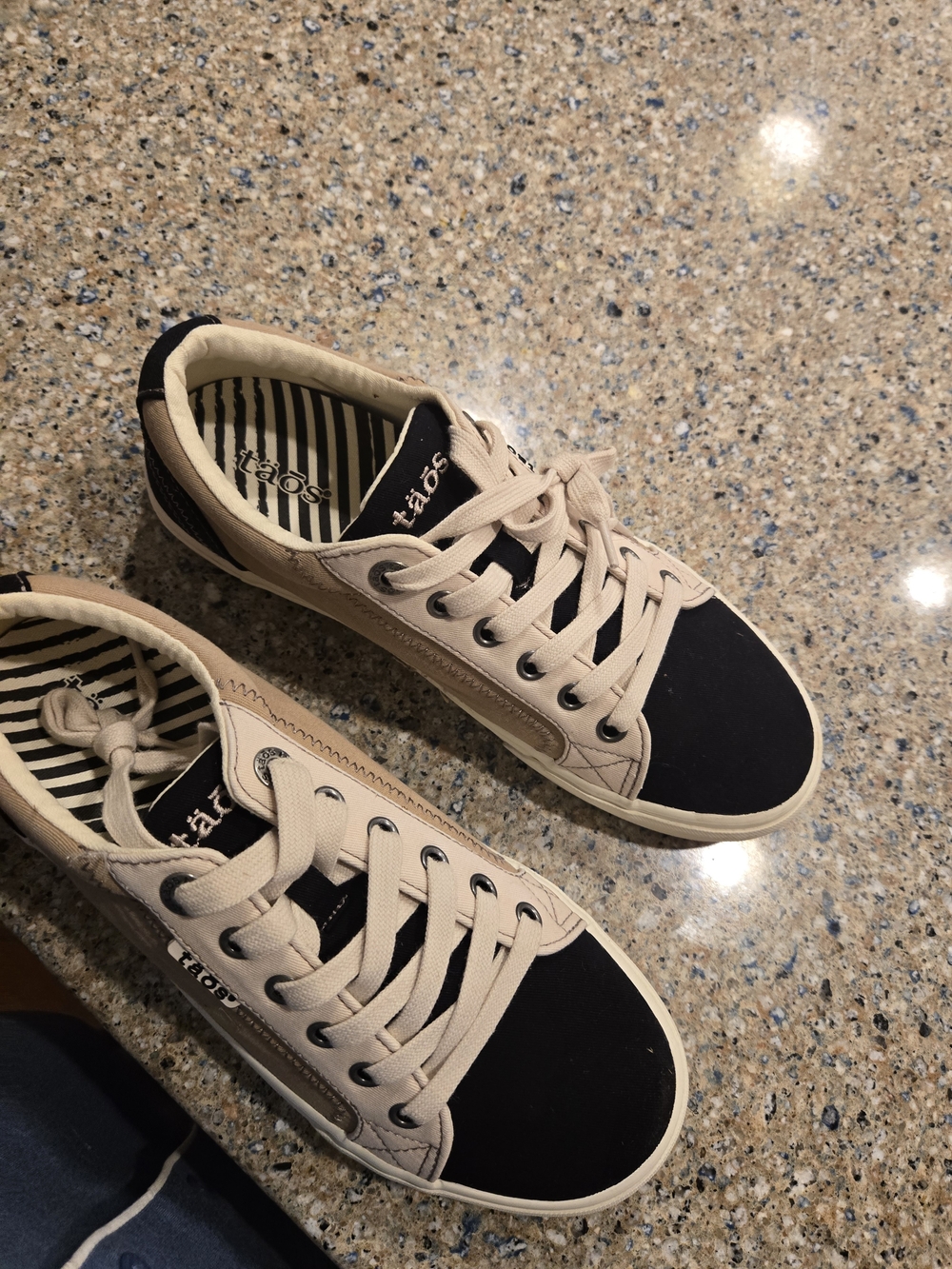Taos Footwear Women's Plim Sole Black and Beige Low-Top Sneakers, Never Worn